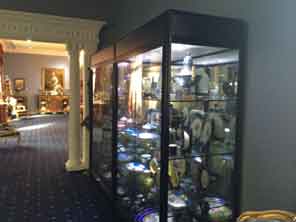 Upright display case at the Stokes Museum by Showfront