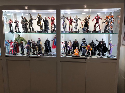 Custom figurine display case by Showfront