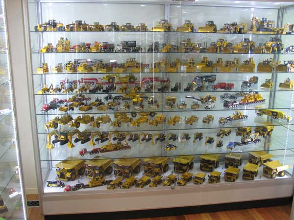 Upright display case for model diggers