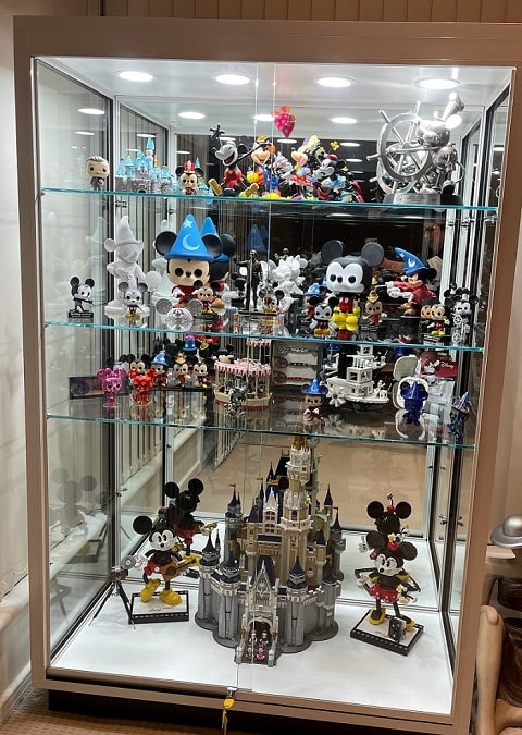 Let your Lego Disney collection shine in a Showfront mirror back display case