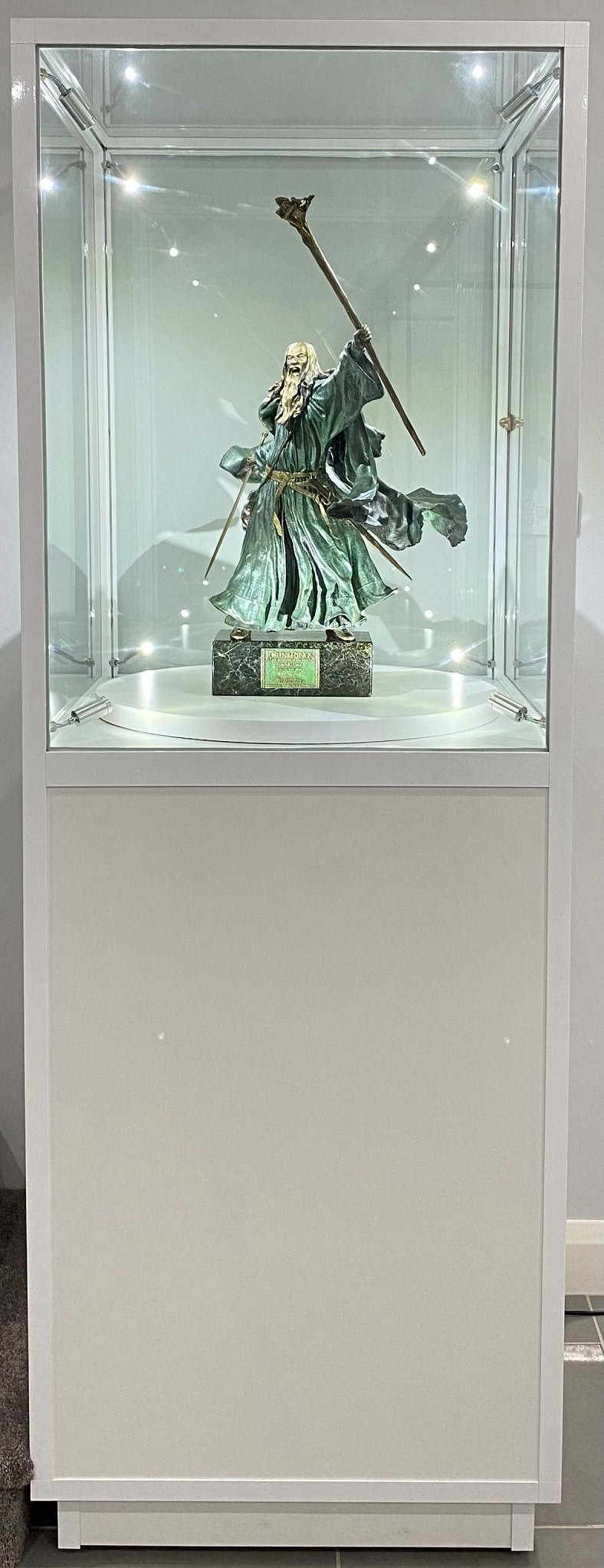 LOTR CBDL pedestal display case from Showfront 