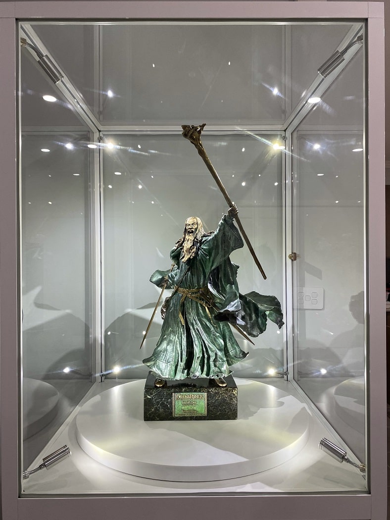 Showcase your figurines in a Lord of the Rings display case 