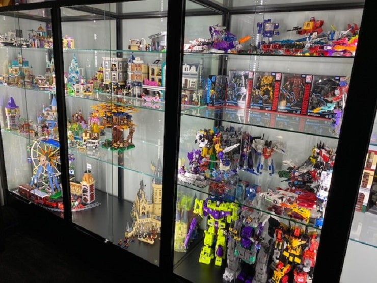Showcase Bumblebee and Optimus Prime with a TGL 2000 Transformers display case 