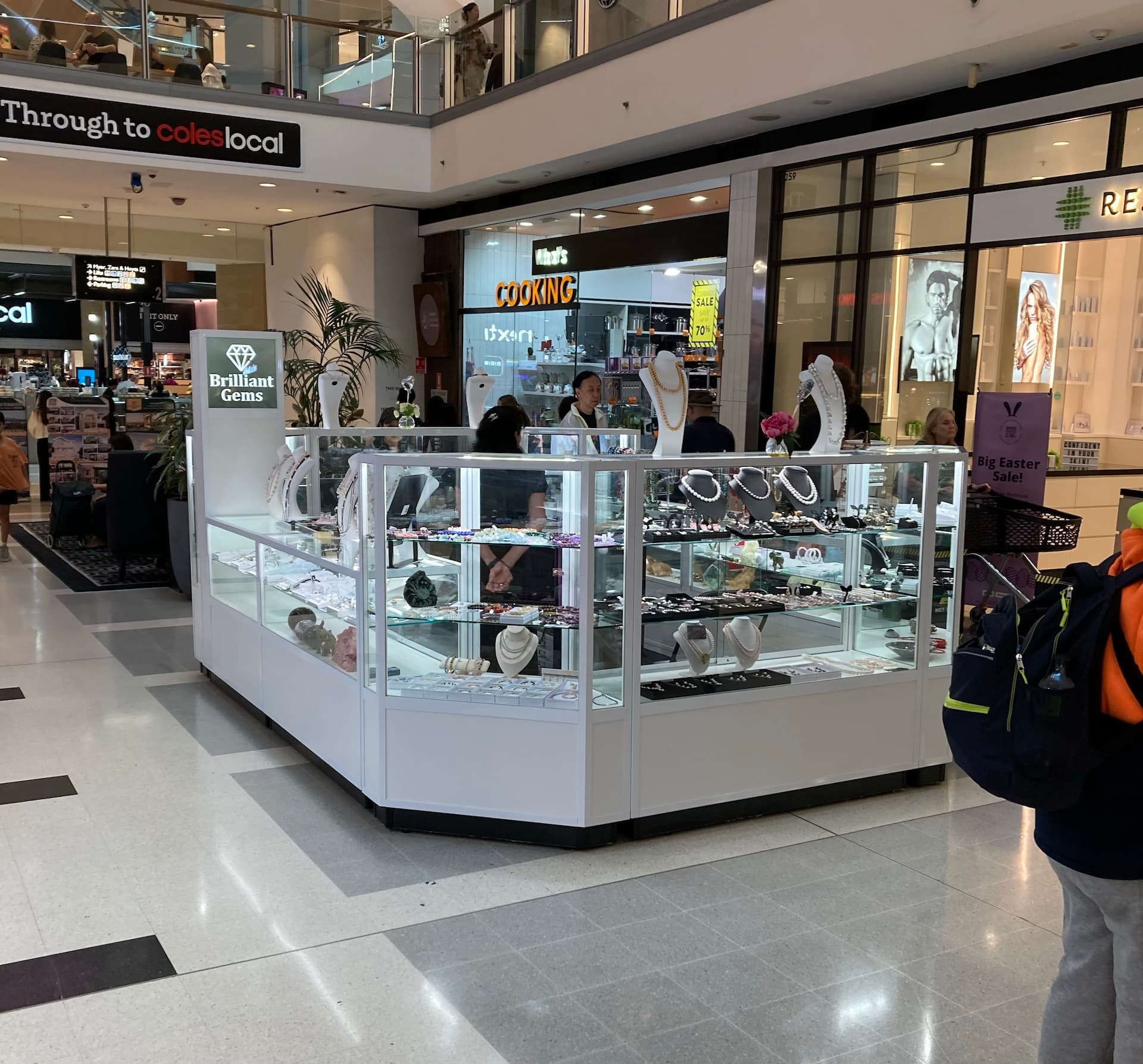 Elegant jewellery store display cabinets and shelving designed and installed by Showfront.
