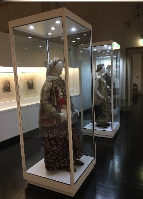 Hellenic Museums Display Cabinet by Showfront